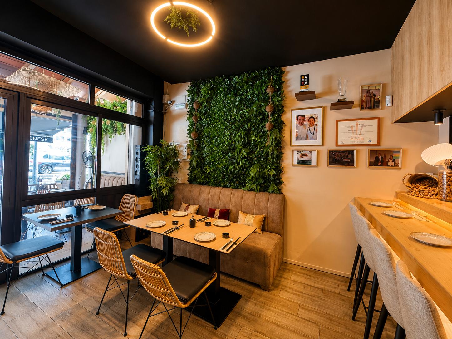 Rincón acogedor con pared vegetal